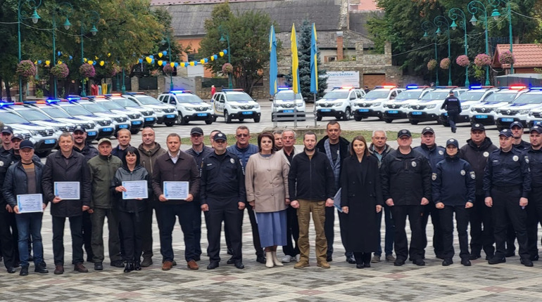 Новенькі авто для майбутніх поліцейських. В 11 громадах на Хмельниччині стане безпечніше