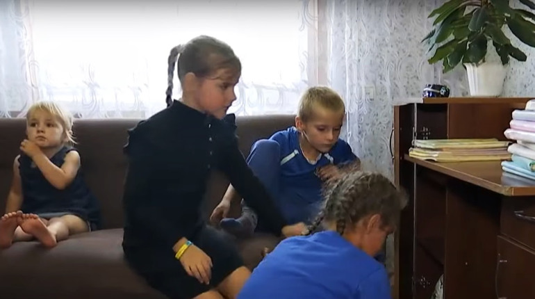 Користуються ґаджетами по черзі: як проходить онлайн-навчання у багатодітній сім'ї на Сарненщині