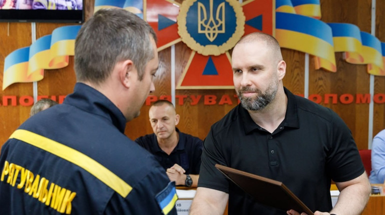Двоє рятувальників з Купʼянського району отримали відзнаки з нагоди професійного свята