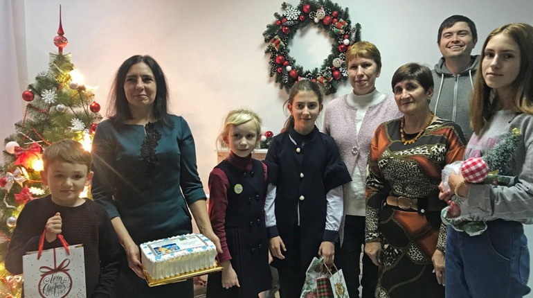Кондитерські вироби та іграшки ручної роботи за лист Миколаю. Як нагороджували конотопських дітлахів
