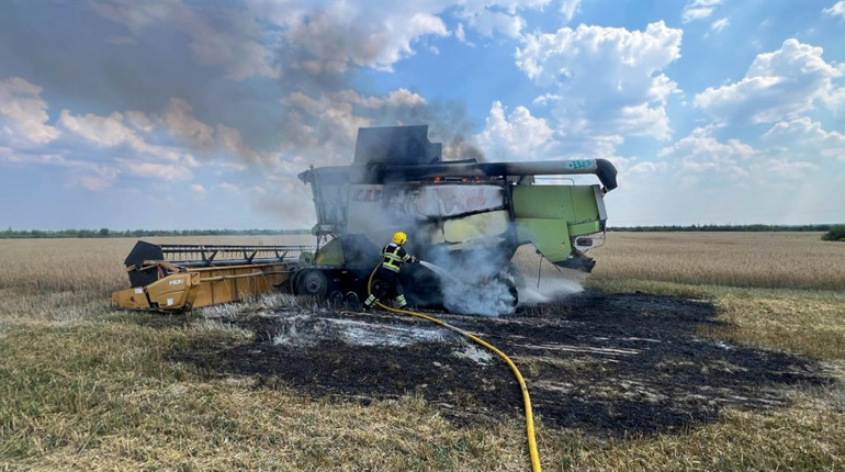 На Дубровиччині під час жнив загорівся комбайн на полі