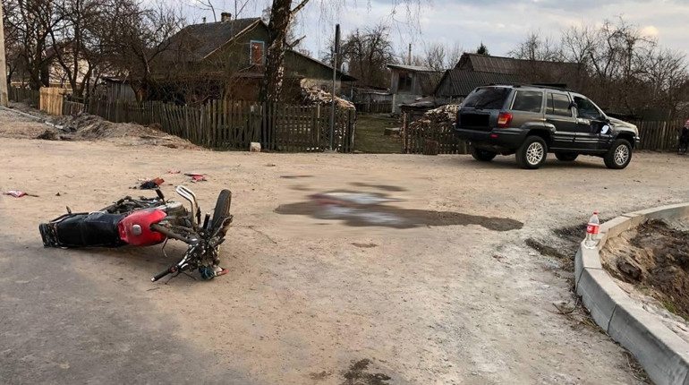 У Воронках дядько на авто збив племінника з другом на мотоциклі