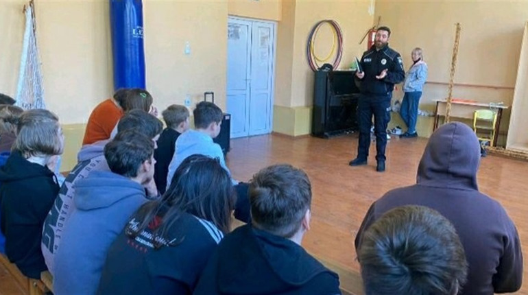 Офіцер Біляївської громади завітав до однієї з шкіл через скандальні відео з вчителями