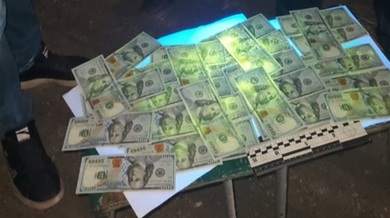 Дали хабар 2900 доларів США за безперешкодне оформлення техдокументації на землю