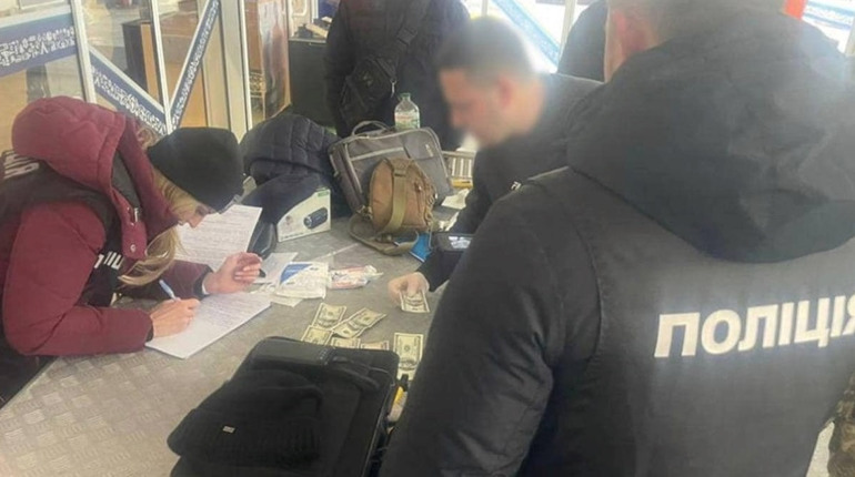 На Черкащині затримали чоловіка під час одержання неправомірної вигоди
