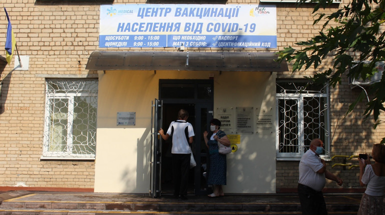 Центр вакцинации принял первых посетителей