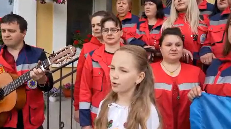Юна школярка із Кременеччини заспівала у флешмобі з Почаївською підстанцією швидкої допомоги