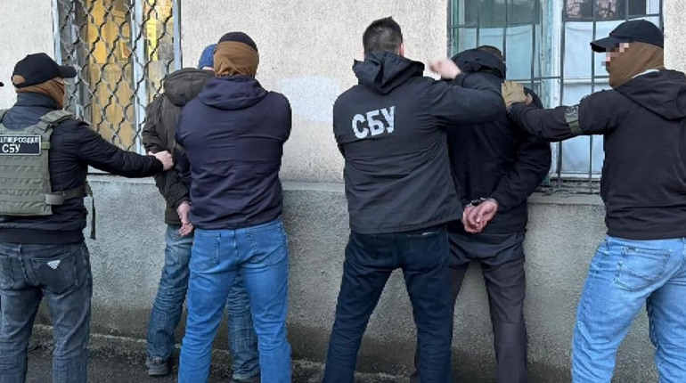Кримінальник з СІЗО керував групою, яка вимагала вигадані борги у підприємців Одещини. Їх затримали