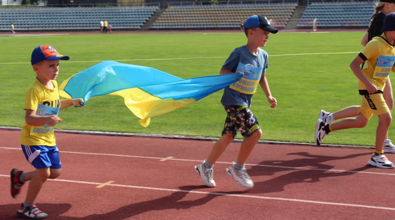 «Шаную воїнів, біжу за героїв України»: в Умані пробігли в пам'ять про полеглих земляків