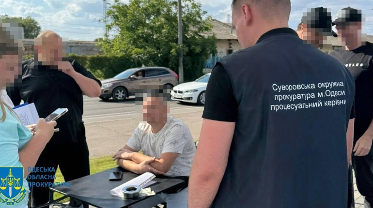 Пропонував скласти водійські іспити за 1750 доларів. В Одесі затримали чоловіка на хабарі