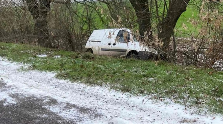 Ожеледиця: біля Вигоди три авто злетіли в кювет за 100 метрів один від одного