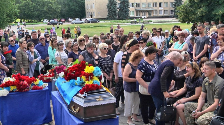 Йому було лише 20. Шосткинська громада попращалась з наймолодшим своїм захисником