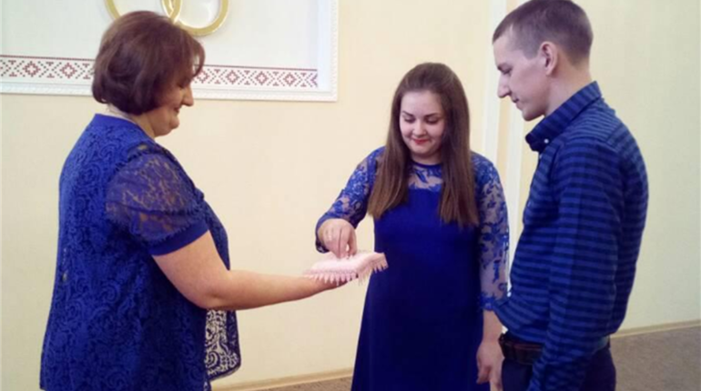 «Ніхто з весілля не втікав». Марія Мартинюк про шлюбні церемонії, емоції та гардероб у робочій шафі