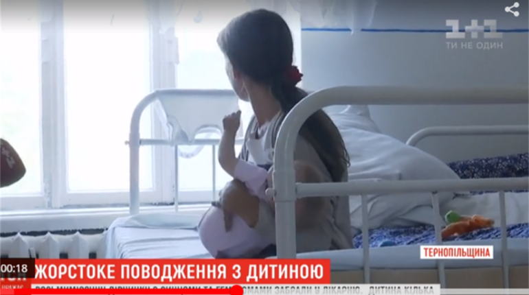 На Кременеччині викликали поліцію до п'яної  матері через жорстоке поводження з немовлям: відео ТСН