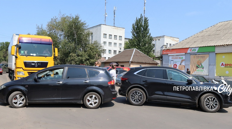 Затор у центрі Петропавлівці через ДТП чи погані дороги?! (ВІДЕО)