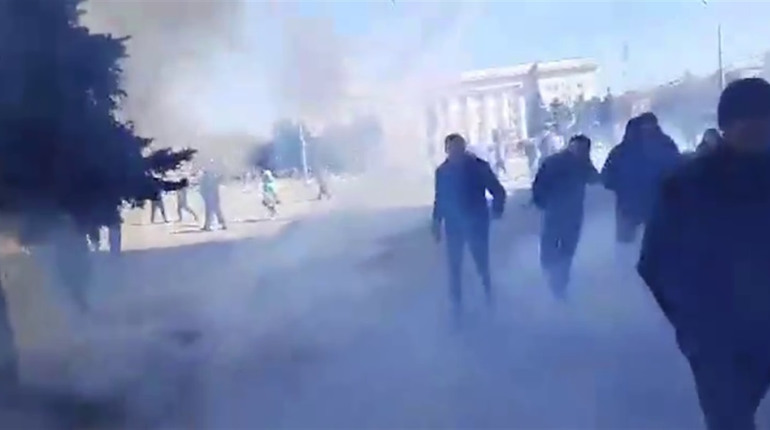 Окупанти знову напали на мирний мітинг у Херсоні, є поранені
