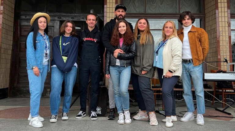 Активістка із Городоччини організувала благодійний концерт групи «Red Side» для свого однокласника
