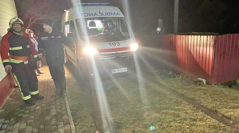 У Володимирці машина швидкої допомоги застрягла у багнюці