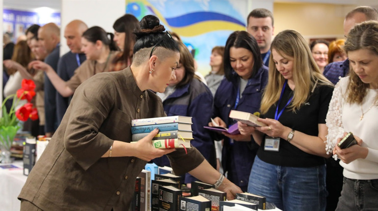 «Читаємо – допомагаємо»: на ХАЕС відбувся благодійний книжковий захід на підтримку ЗСУ