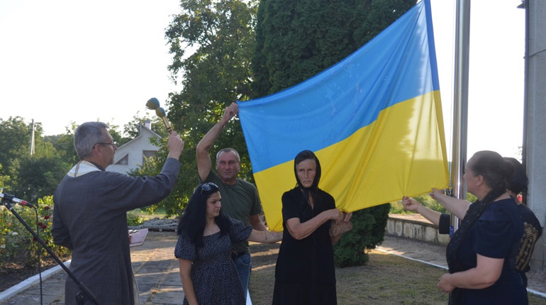 У Білобожниці родичі загиблих воїнів підняли Державний Прапор України на встановленому флагштоці