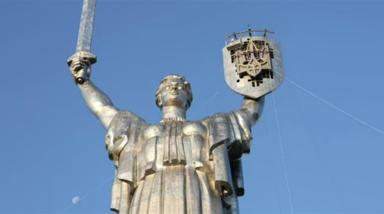 На "Батьківщину-мати" встановили тризуб