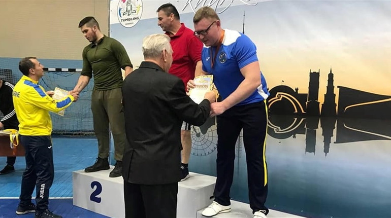 Чемпіон світу з гирьового спорту із Сватівщини продовжує підкорювати спортивний олімп: подробиці