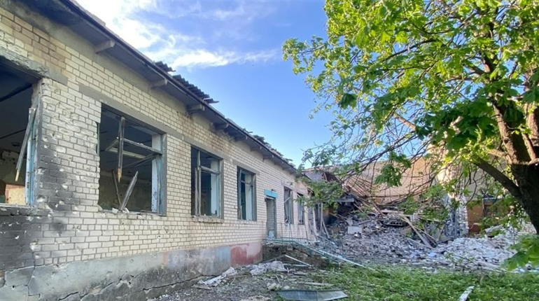На Херсонщині російські терористи атакували житлові будинки та навчальний заклад