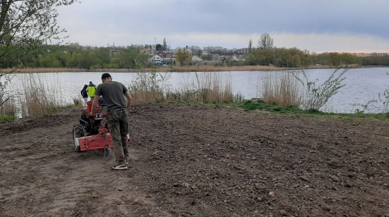 Уманчани розчистили берег Осташівки і роблять там місце відпочинку