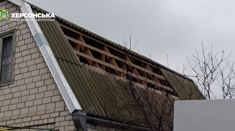 На Херсонщині армія рф атакувала житлові квартали: пошкоджені будинки, гараж, автівки