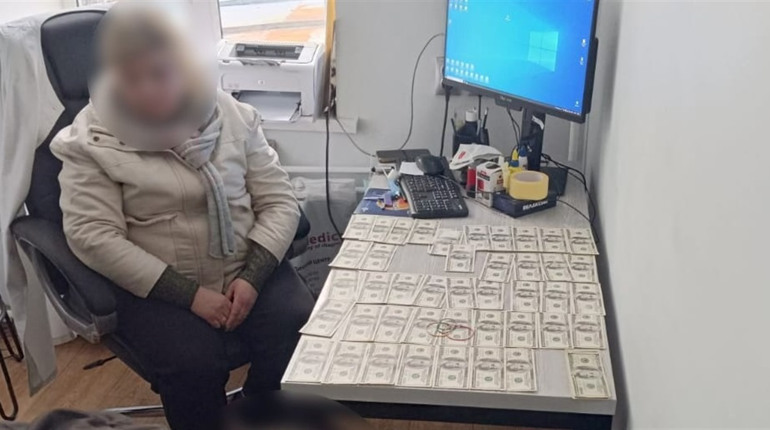 В Одесі на хабарі за оформлення інвалідності затримали завідувачку поліклініки: ціна послуги 8000 $