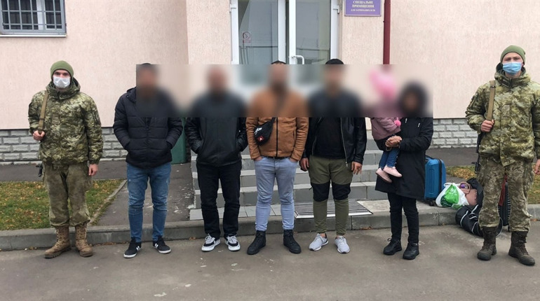 Прикинулися блогерами, а насправді їхали в Німеччину – біля кордону затримали 6 громадян Туреччини