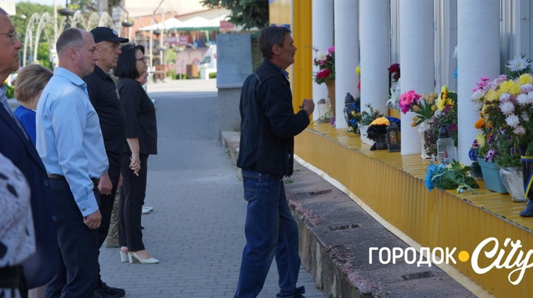Втратили сина і тепер допомагають іншим дітям. Як батьки загиблого Артема Гончарука підтримують ЗСУ