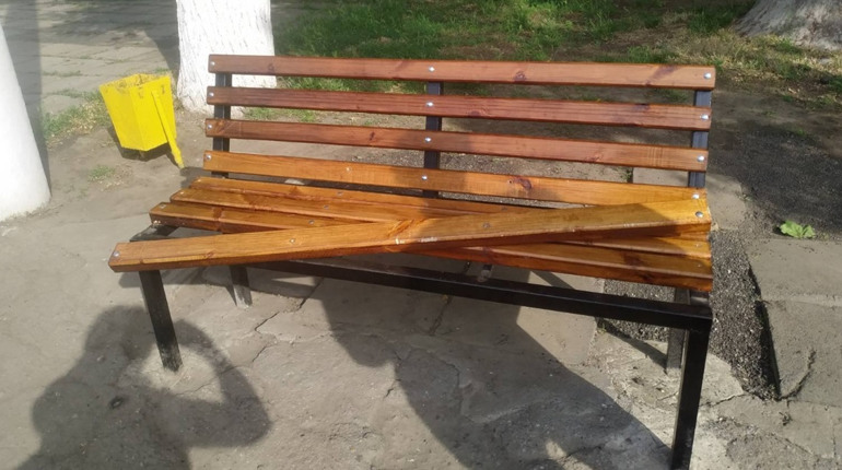 У Біляївці невідомі зіпсували нові лавочки у парку і поваляли фігурки на екостежці на річці