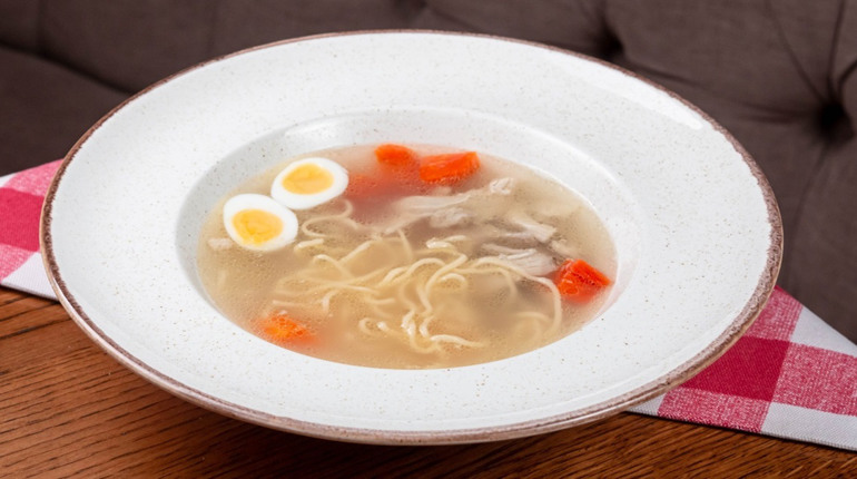 Рецепт дня: курячий бульйон з яйцем