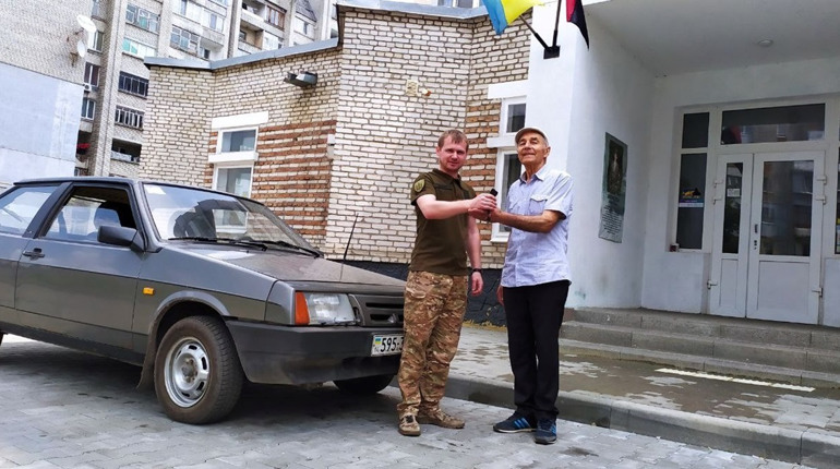 Червоноградець Степан Кушпетюк передав власне авто для захисників України