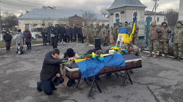 У Глухові попрощалися з молодим воїном Олександром Смиком