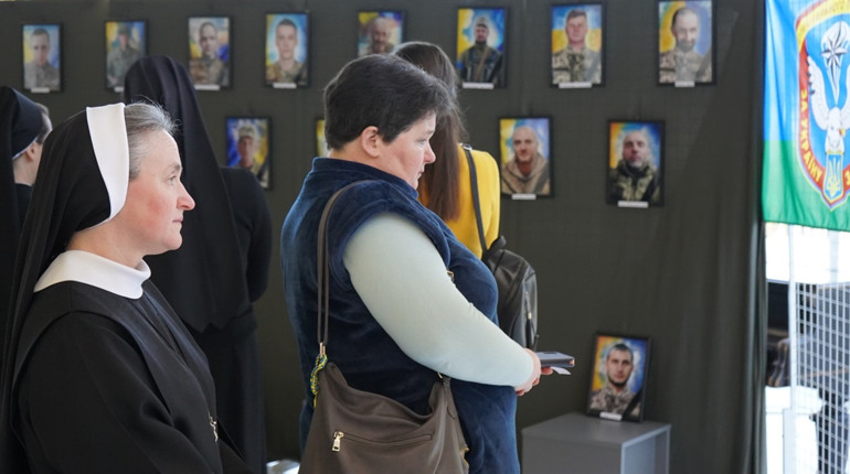 G-museum презентує нові експозиції. Перші відвідувачки — монахині з Інституту Богословських Наук
