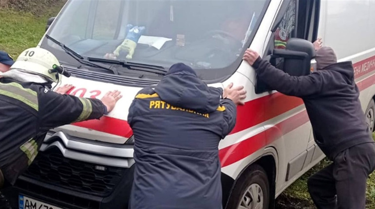 Швидка їхала з хворою дитиною до лікувального закладу та застрягла у бездоріжжі