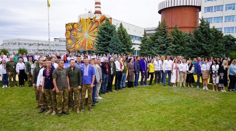 Колектив ПАЕС приєднався до Всеукраїнського флеш-мобу «Вишиваємо Перемогу». Фото