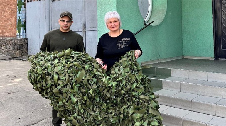 На День захисту дітей волонтери Миколаївщини представлять найбільшу маскувальну сітку в області