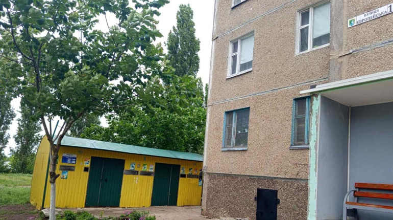 Поки вітер розносить пакети по дворах Південноукраїнська, мешканці чекають на рішення