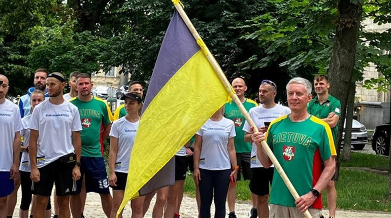 Бігун з Нетішина разом з Rivne Running Club несе прапор України з Бахмуту на саміт НАТО у Вільнюсі