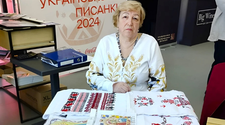 Вишивання нормалізує тиск. Переселенка з Луганщини Тетяна Падалка рятується від смутку рукоділлям