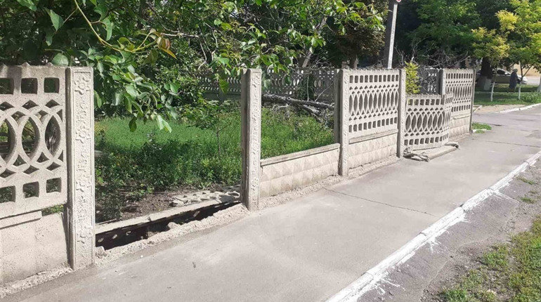 Біляївські поліцейські знайшли тих, хто понівечив паркани жителям вулиці Суворова: це неповнолітні