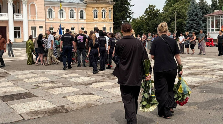 Первомайська громада провела в останню путь захисника України Миколу Микитіна