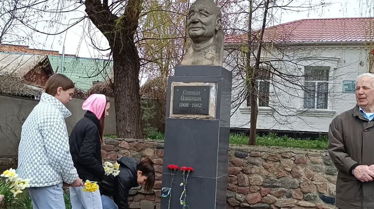 Пам’ять про великого гумориста Степана Олійника: у Балті поєднали гумор, біль і українську гідність