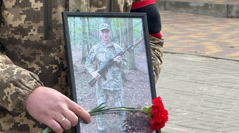 У Глухові попрощалися із захисником Олександром Новиковим, який загинув на Харківщині