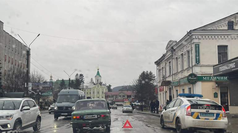 У Кременці під колесами авто загинула жінка