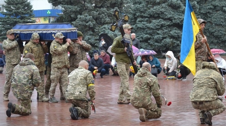 Люди плакали під дощем. В Южноукраїнську провели в останню путь земляка Миколу Споденка
