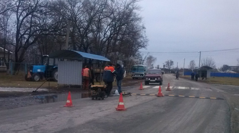 Біля Сватівської першої школи встановили «лежачих поліцейських»